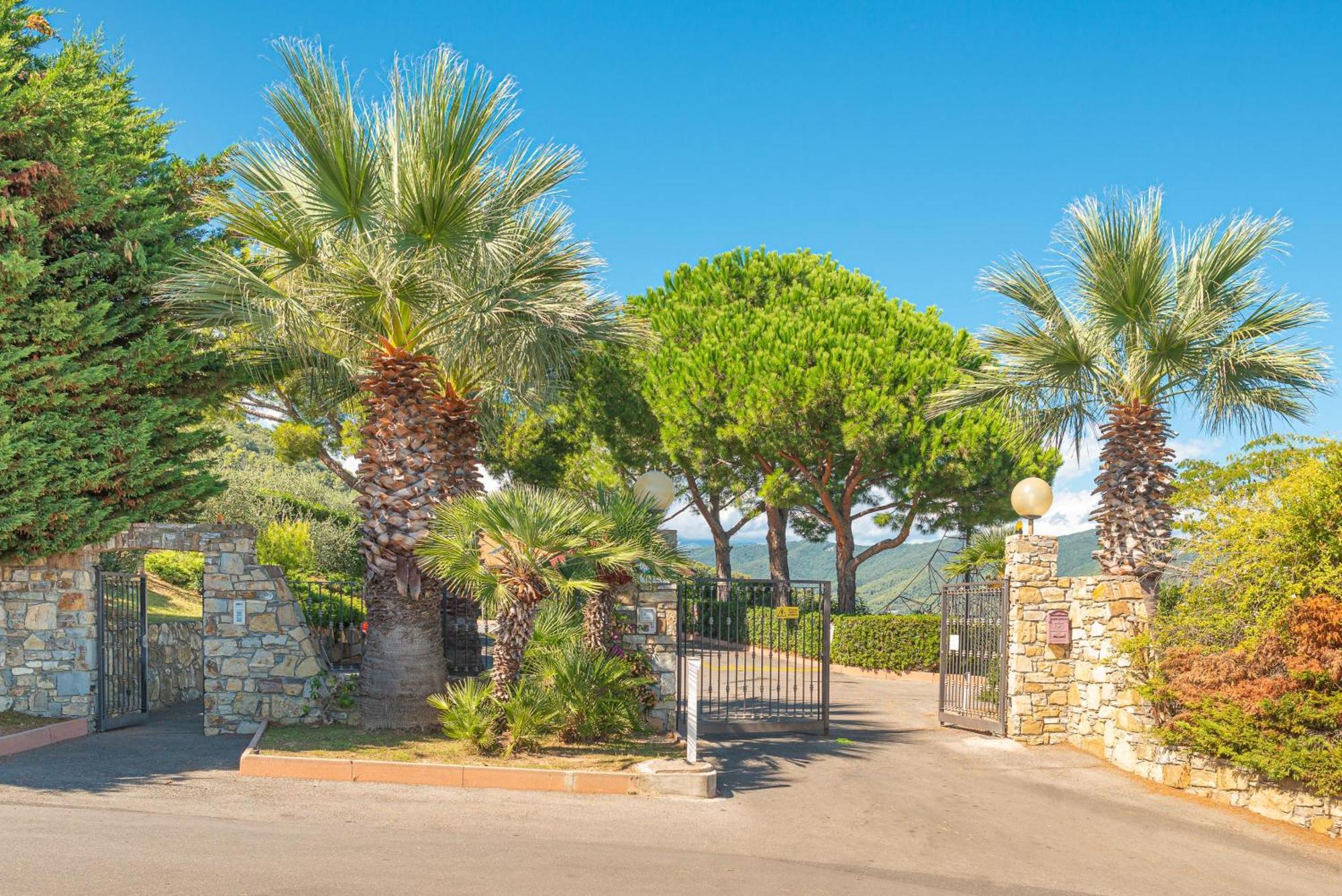 Villino Garden & Pool Hotel Marina dʼMarina dʼAndora Екстериор снимка